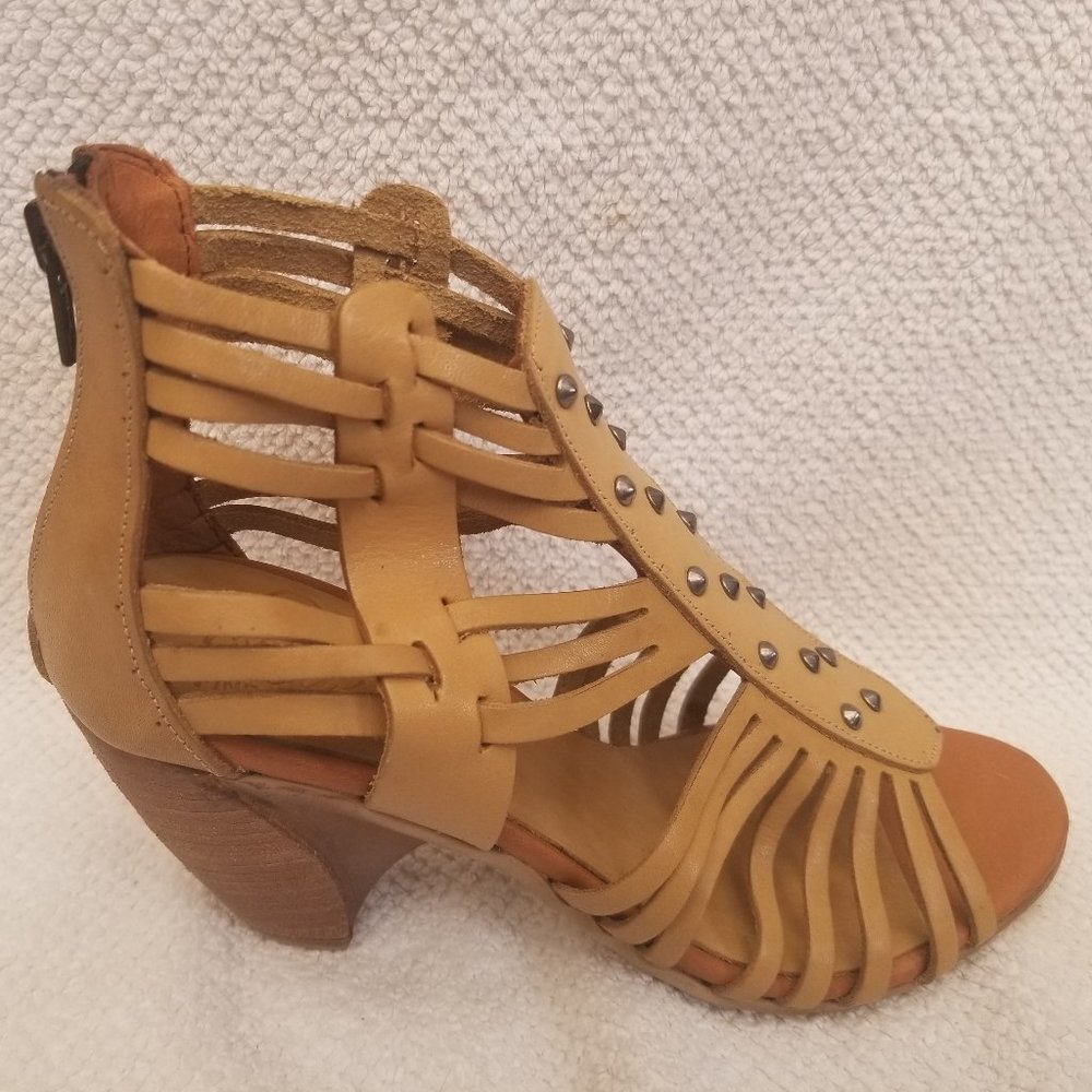 New style in leather walking fashion shoe! New and Unworn.